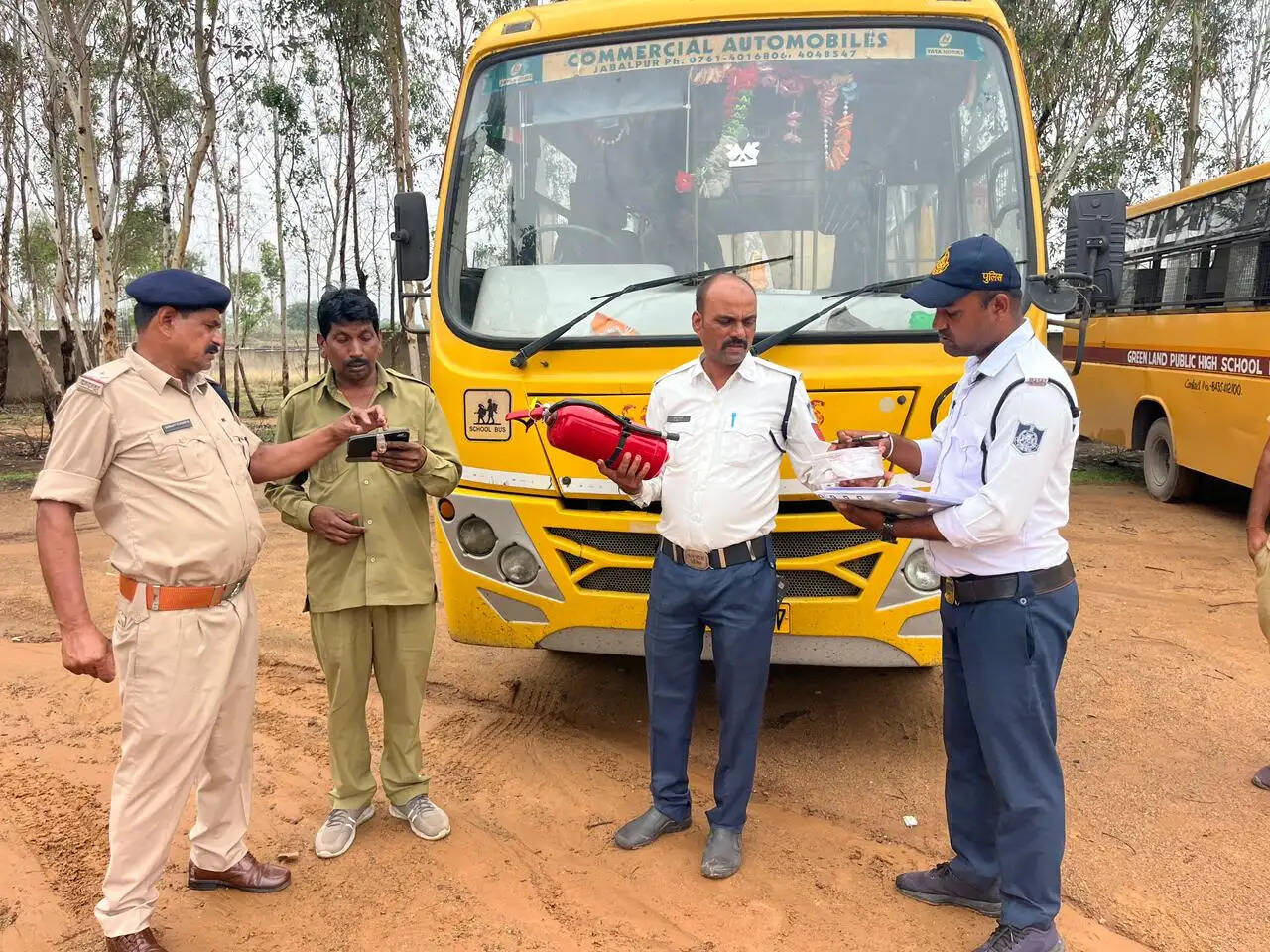 अनूपपुर: बिना परमिट दौड़ रही दो स्कूल बसें जब्त, लगाया 22,500 रुपये का जुर्माना