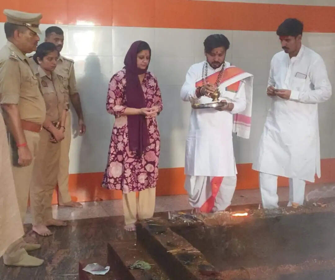 कार्यभार संभालने से पहले मां विंध्यवासिनी की शरण में पहुंचीं डीआईजी पूनम
