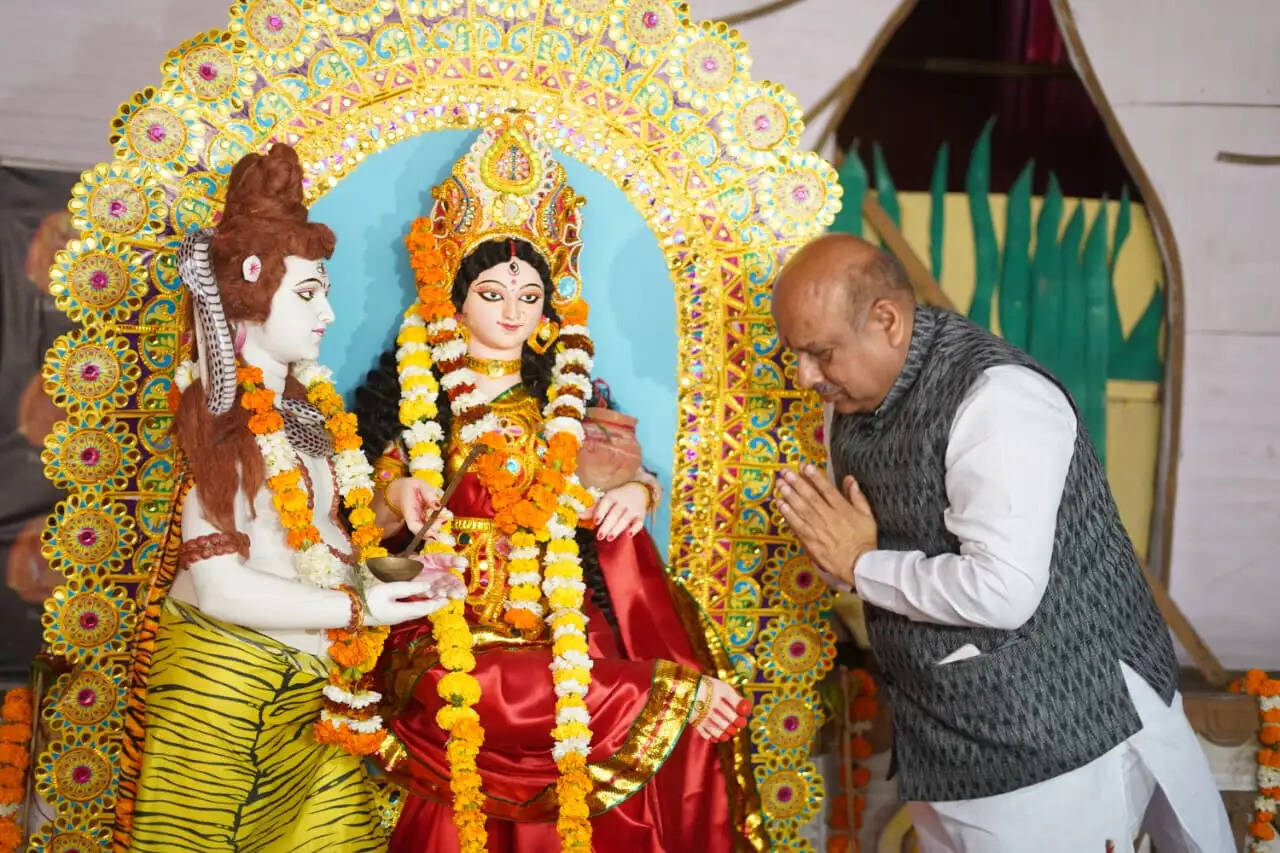 विजेंद्र गुप्ता ने काली मंदिर में की पूजा-अर्चना