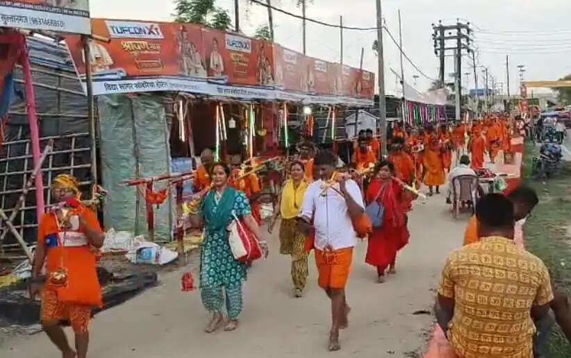 बोल बम के जयघोष से गूंजा सुल्तानगंज, पावन उत्तरवाहिनी गंगा तट से देवघर के लिए रवाना हुए लाखों कांवरिये