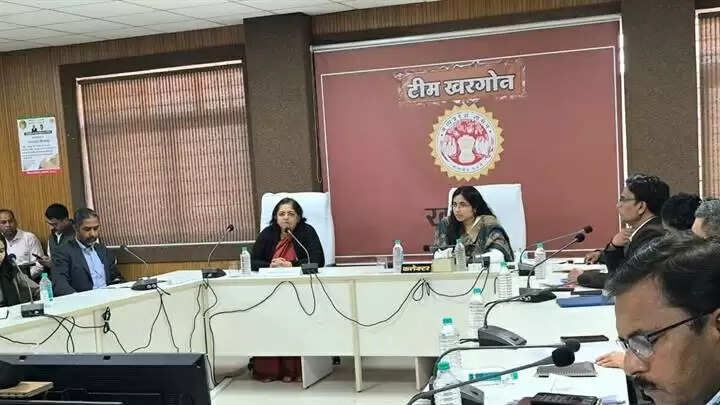 खरगोनः नीति आयोग द्वारा जिले के समग्र आर्थिक विकास एवं निवेश संभावनाओं पर की महत्वपूर्ण बैठक