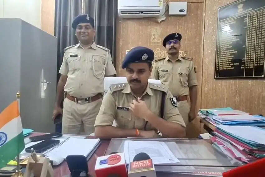 भागलपुर के मिराचक और नवटोलिया में छापेमारी, 10 जुआरी के साथ नकद और मोबाइल बरामद