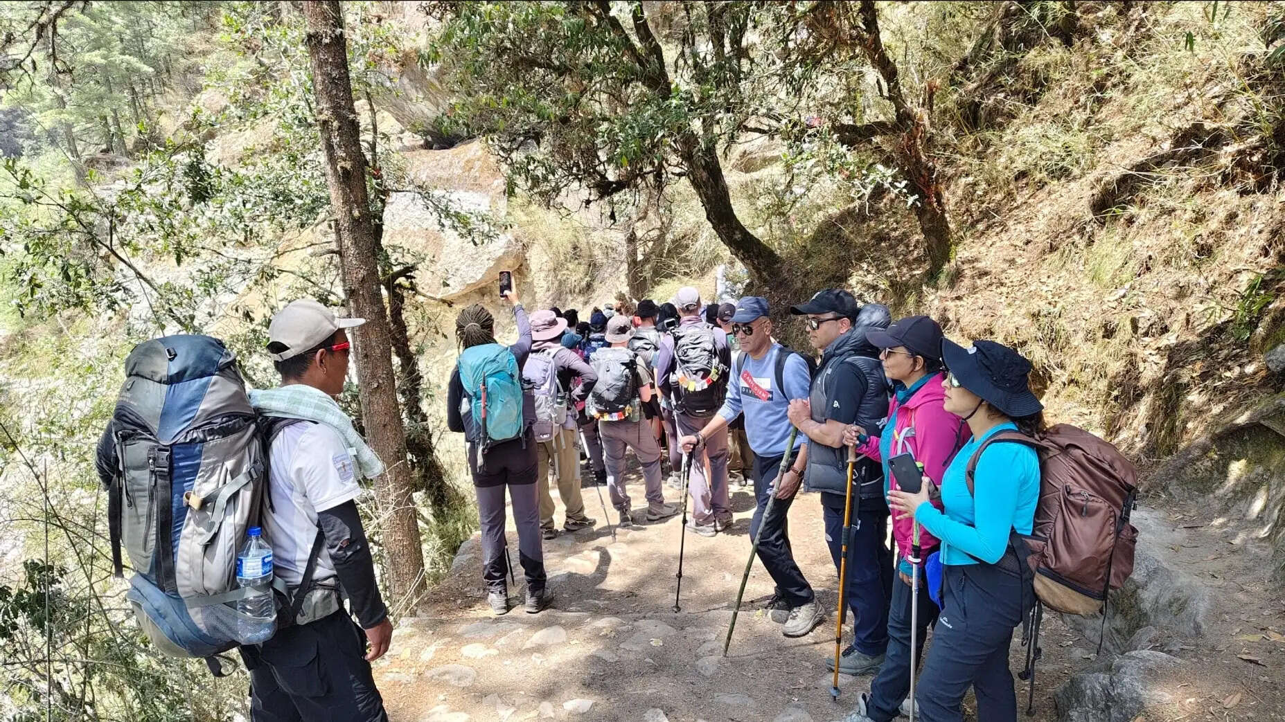 माउंट एवरेस्ट आधार क्षेत्र में चहल-पहल बढ़ी, एक ही दिन पहुंचे 700 पर्यटक