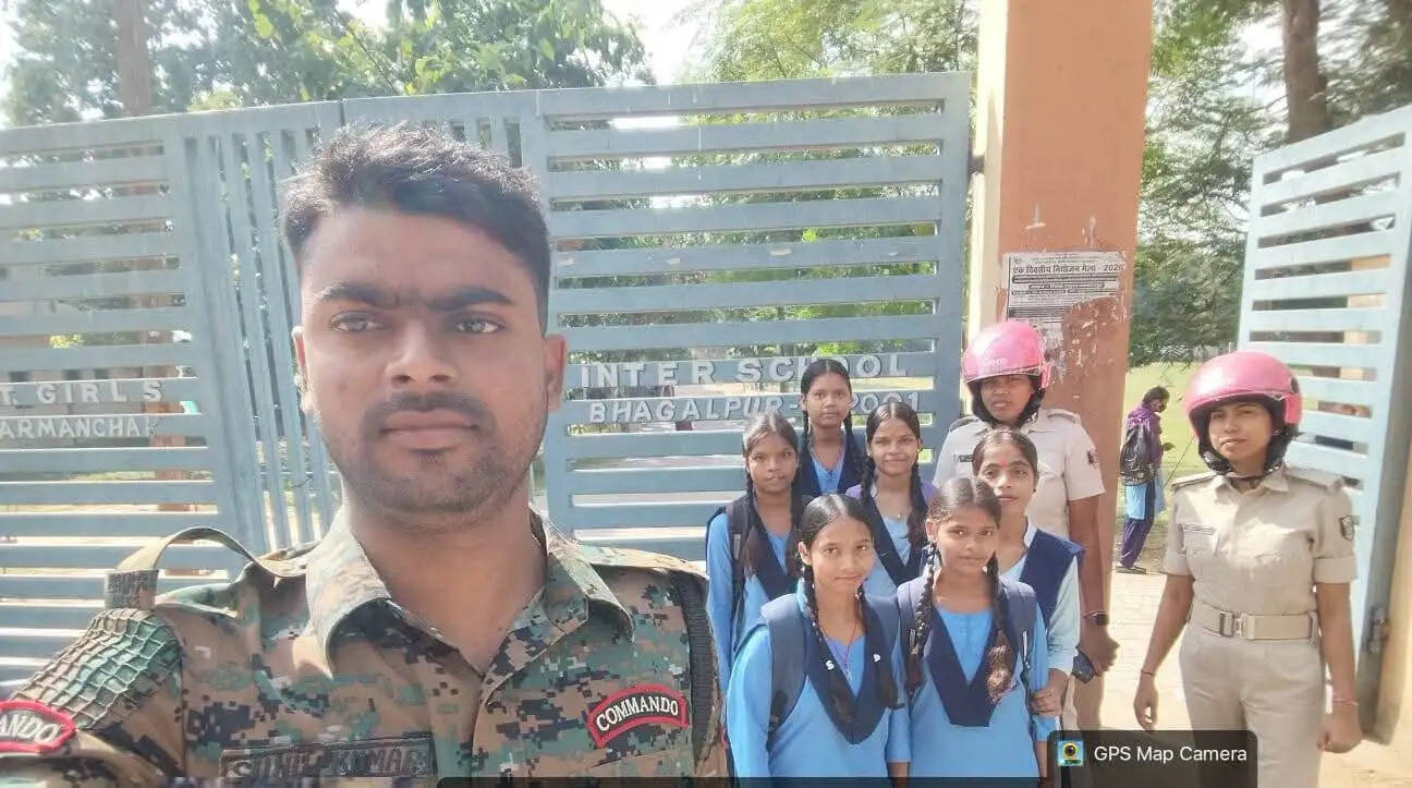 छात्राओं को सुरक्षित माहौल देने के लिए स्कूलों और कॉलेजों में तैनात हुई 'पुलिस दीदी'