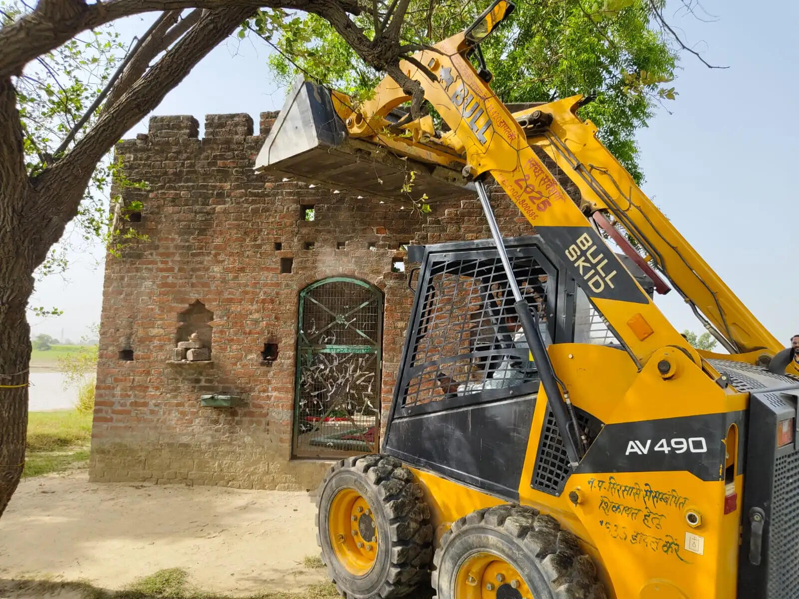 संभल के सिरसी में 200 बीघा झील पर चला प्रशासन का बुलडोजर, अवैध कब्ज़े हटे