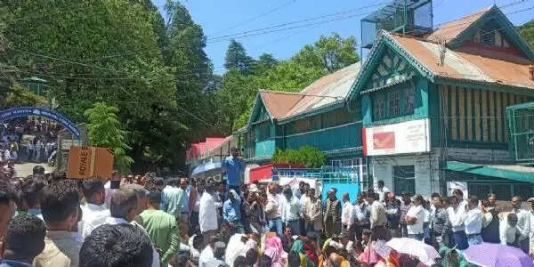 शिक्षकों के प्रदर्शन पर शिक्षा विभाग की सख्ती जारी, चार और शिक्षक निलंबित