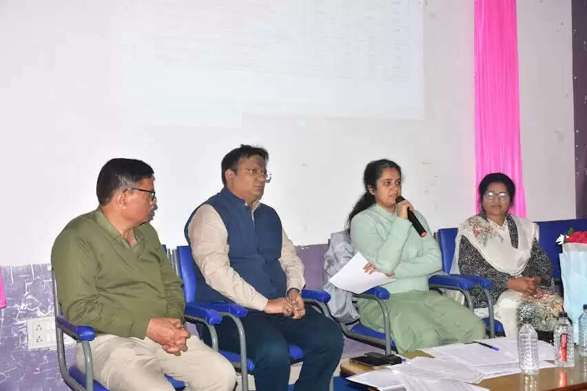 जिन विद्यालयों में अभी तक कोर्स पूर्ण नहीं, वे तत्काल कोर्स पूर्ण करें : कलेक्टर