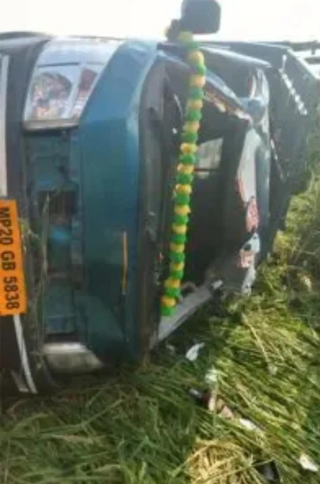 जबलपुर में रोड हादसाः सवारी से भरा लोडिंग ऑटो पलटा, एक मौत, 5 घायल