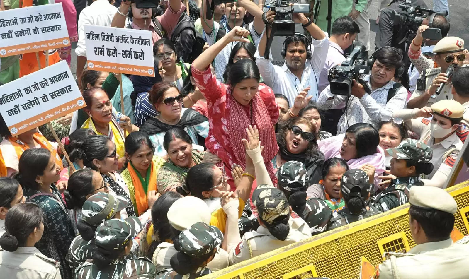 (अपडेट) स्वाति मालीवाल के साथ कथित मारपीट के खिलाफ भाजपा महिला मोर्चा का प्रदर्शन
