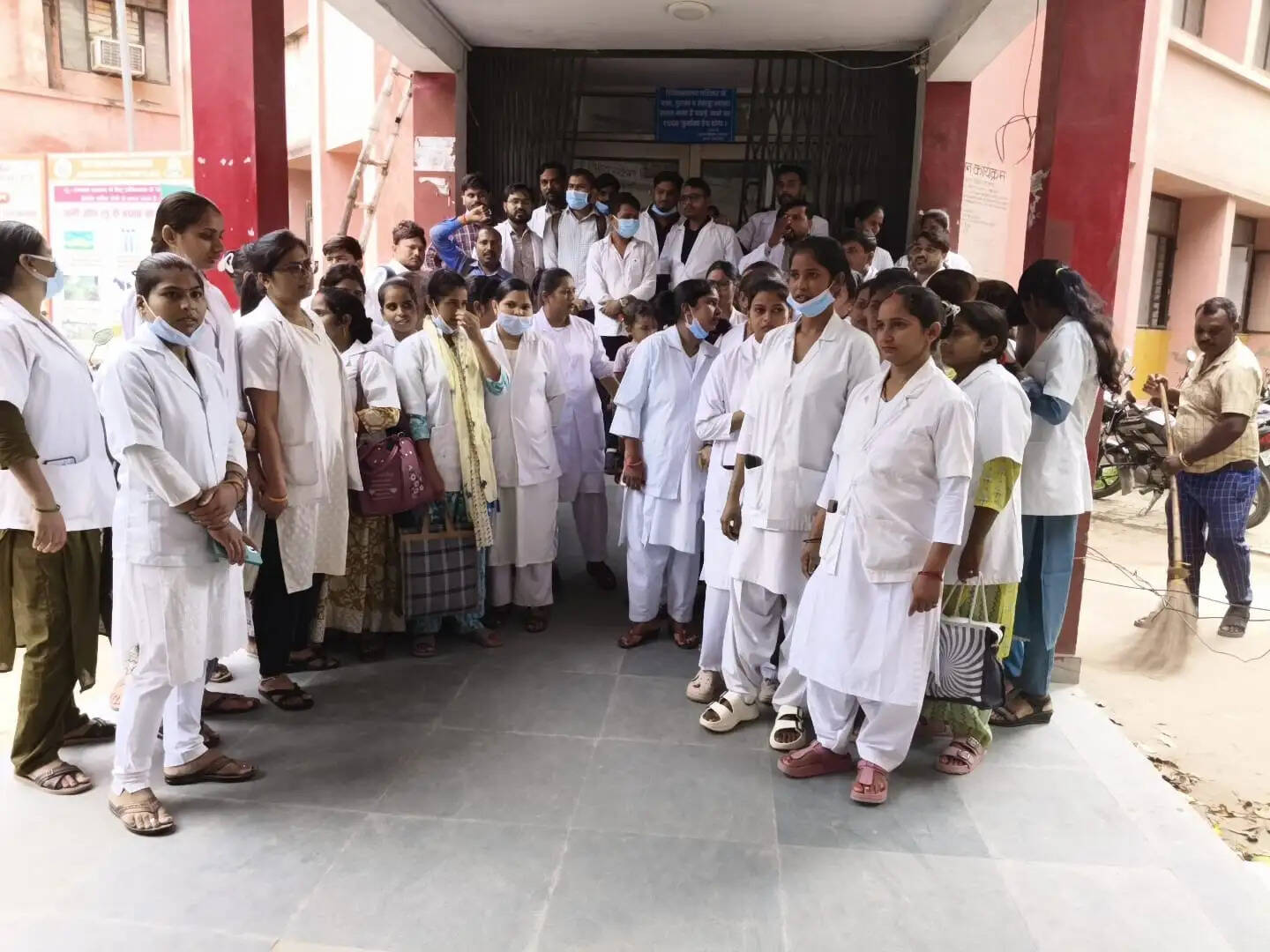 कौशांबी मेडिकल कॉलेज में नर्सिंग स्टाफ का कार्य बहिष्कार, ओपीडी के बाहर प्रदर्शन