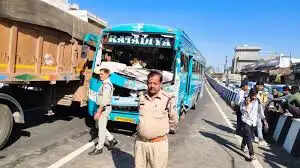 रतलाम-इंदौर फोरलेन पर ओवरटेक करते समय&nbsp;ट्रक में पीछे से&nbsp;जा टकराई&nbsp;बस, 4 यात्री&nbsp;घायल