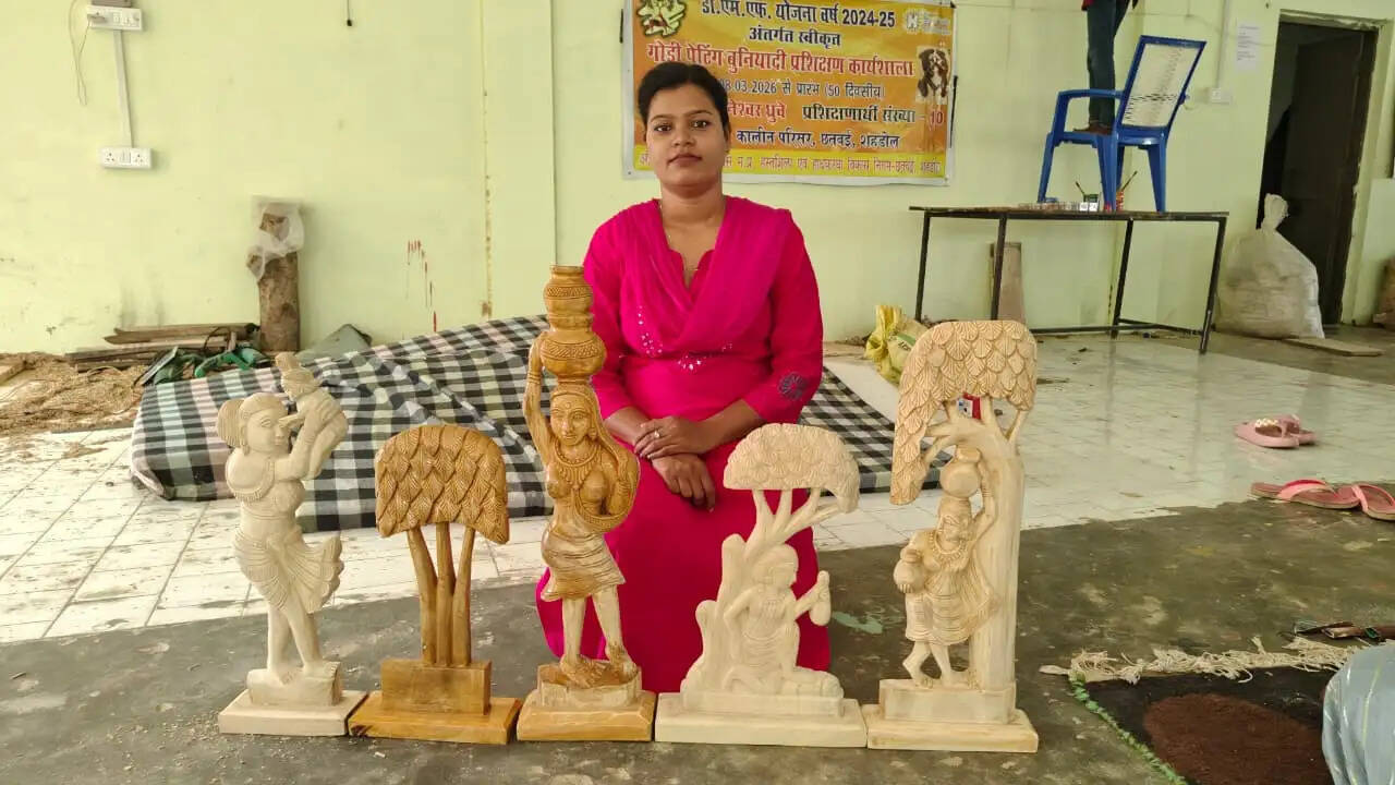शहडोल: एमए पास दुर्गा सिंह ने हुनर को बनाया अपनी ताकत, लकड़ी की कलाकारी से संवार रहीं भविष्य
