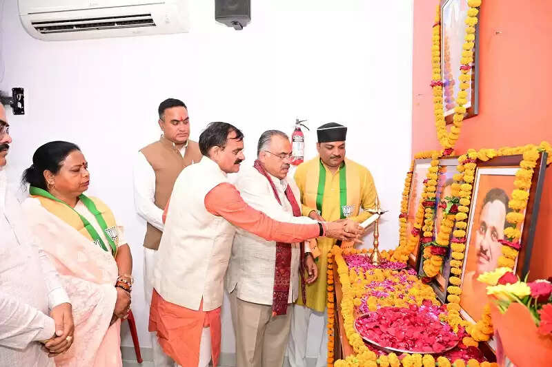 कांग्रेस की चार पीढ़ियां बाबा साहब को अपमानित करती रहीं, चार गज जमीन तक नहीं दीः तरुण चुघ