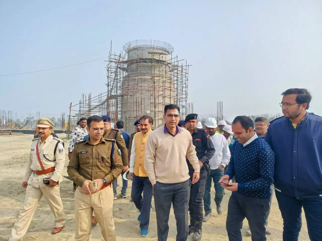 डीएम-एसपी ने कैथवलिया में निर्माणाधीन विराट रामायण मंदिर परिसर का किया भ्रमण