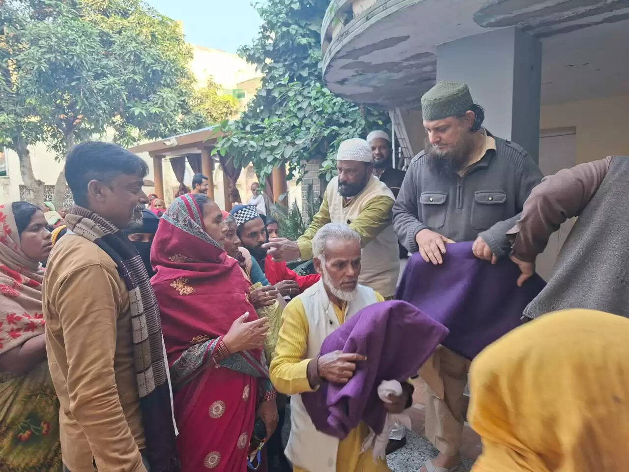 खानकाह पीर दमड़िया शाह खलीफा बाग ने किया कंबल वितरण