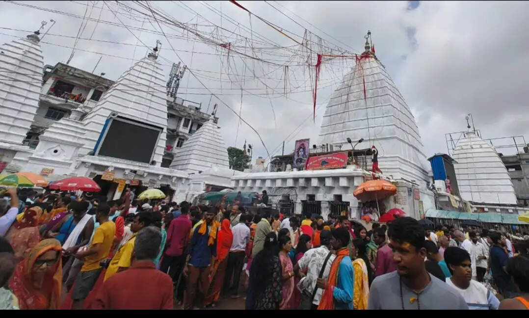 गंगा दशहरा पर बाबा बैद्यनाथ मंदिर में उमड़ी श्रद्धालुओं की भीड़, शिवगंगा में स्नान कर किया पूजा-अर्चना