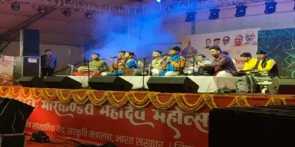 वाराणसी: मार्कण्डेय महादेव महोत्सव में सांसद दिनेश लाल यादव और मैथिली ठाकुर ने लूटी महफिल