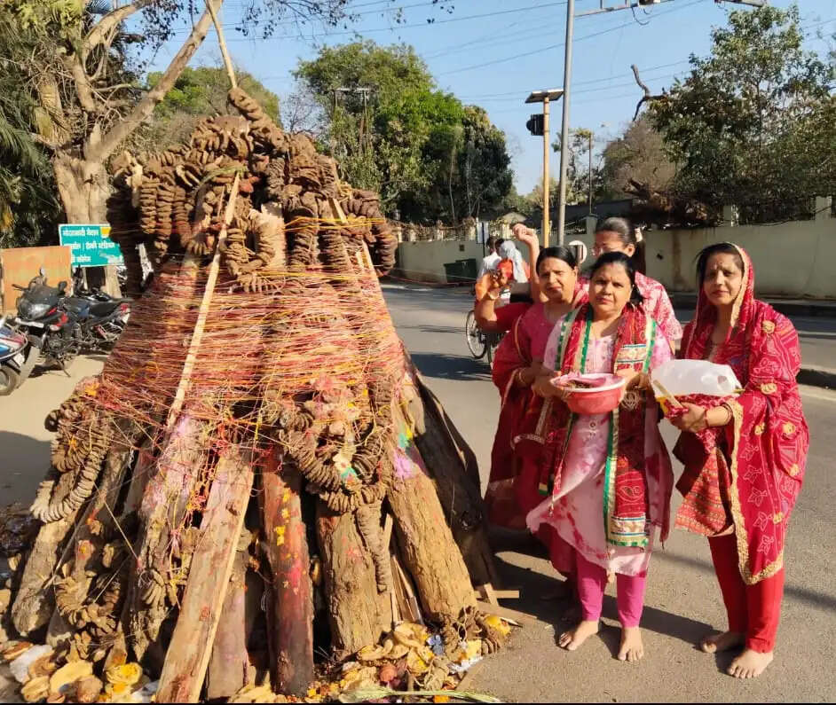 मारवाडी सम्मेलन ने डंडा रोपण के साथ किया होलिका दहन