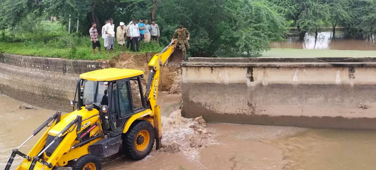 मुरैना: टोंगा तालाब की दीवाल फूटी, हजारों बीघा फसल बर्बाद