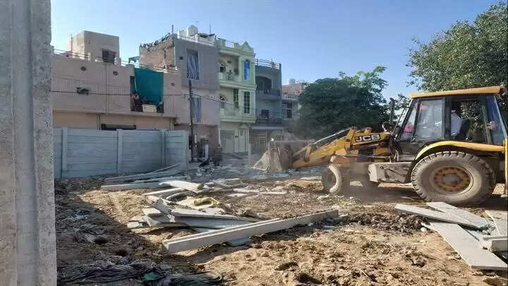 ग्वालियरः डबरा शहर में स्थित बेशकीमती सरकारी जमीन से हटाया अतिक्रमण