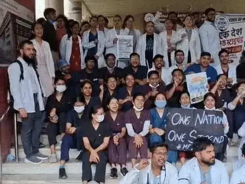 भोपाल लाठीचार्ज के विरोध में इंदौर के डॉक्टरों का प्रदर्शन, मांगें नहीं मानने&nbsp;पर&nbsp;आंदोलन जारी रखने की चेतावनी