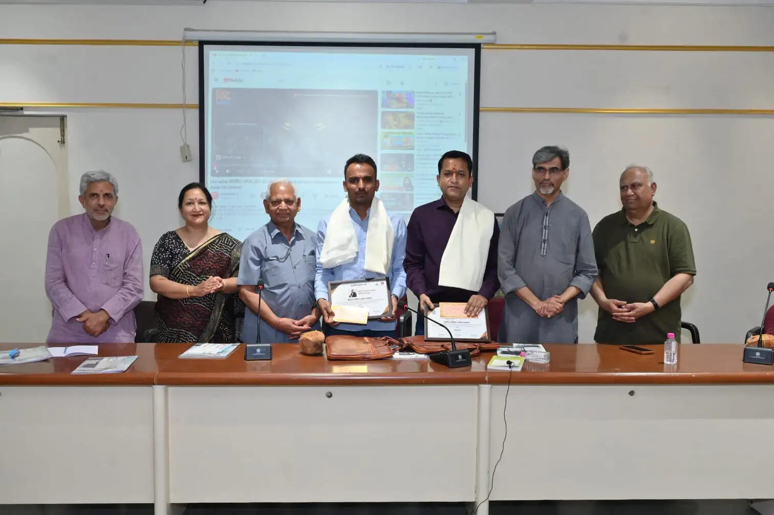 हिंदी पत्रकारिता पर राष्ट्रीय संगोष्ठी आयोजित: उत्कृष्ट कार्य करने वाले युवा पत्रकार सम्मानित