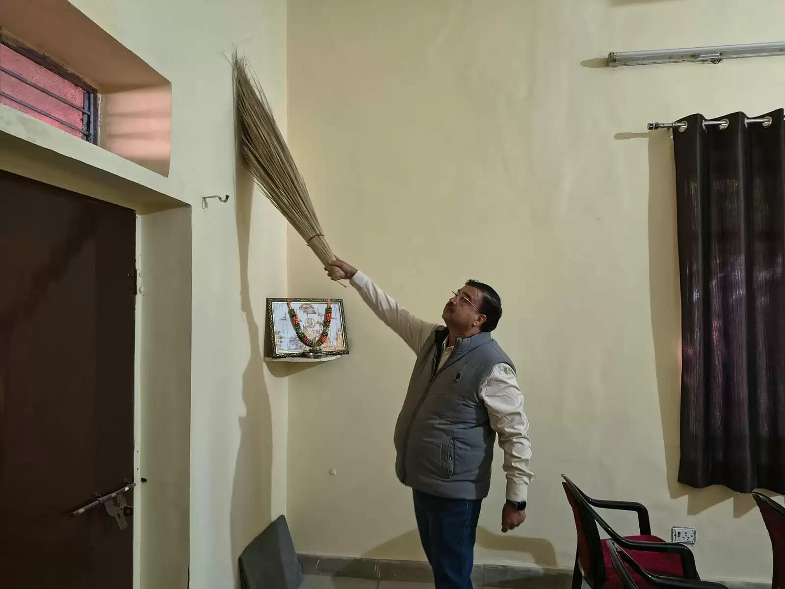 नगर निगम प्रशासक और आयुक्त ने स्वच्छता के संकल्प को साकार करने के लिए हाथ में थामी झाड़ू