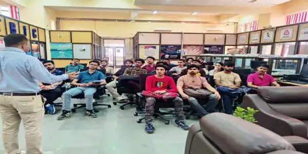 वैश्विक प्रौद्योगिकी नेता प्रणव गुप्ता ने एसएमवीडीयू-टीबीआईसी का दौरा किया, डिजिटल परिवर्तन पर जानकारी साझा की