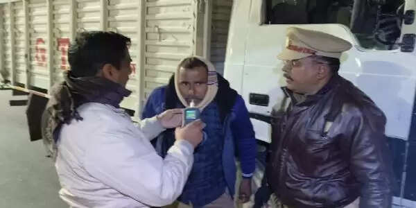 गंगा बैराज पर देर रात ताबड़तोड़ चेकिंग, स्टंटबाजों और नशेड़ी चालकों में हड़कंप