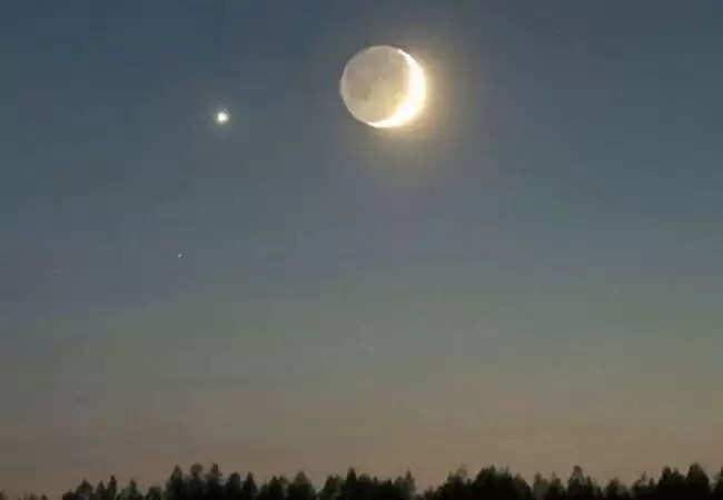 आकाश में आज शाम पृथ्‍वी की चमक से चमकेगा चंद्रमा, रहेगा हंसियाकार
