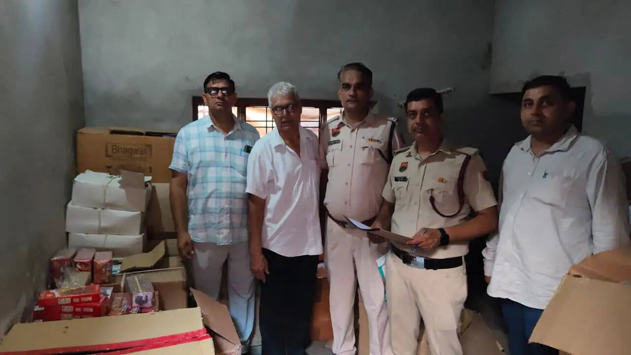 जींद : सीएम फ्लाइंग ने दो मकानों पर छापेमारी कर 147 पेटी बम किए बरामद