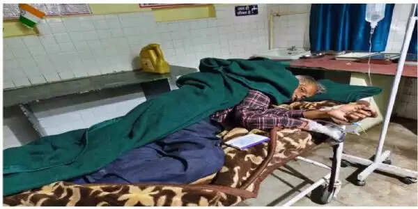 लोहाघाट में हादसा: गांव के ही वाहन चालक ने बुजुर्ग को कुचला, दोनों पैर जख्मी