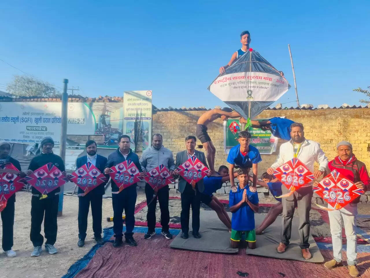 पतंग उड़ाते समय कांच या नायलॉन के मांझे का प्रयोग न करें : अखिलेश