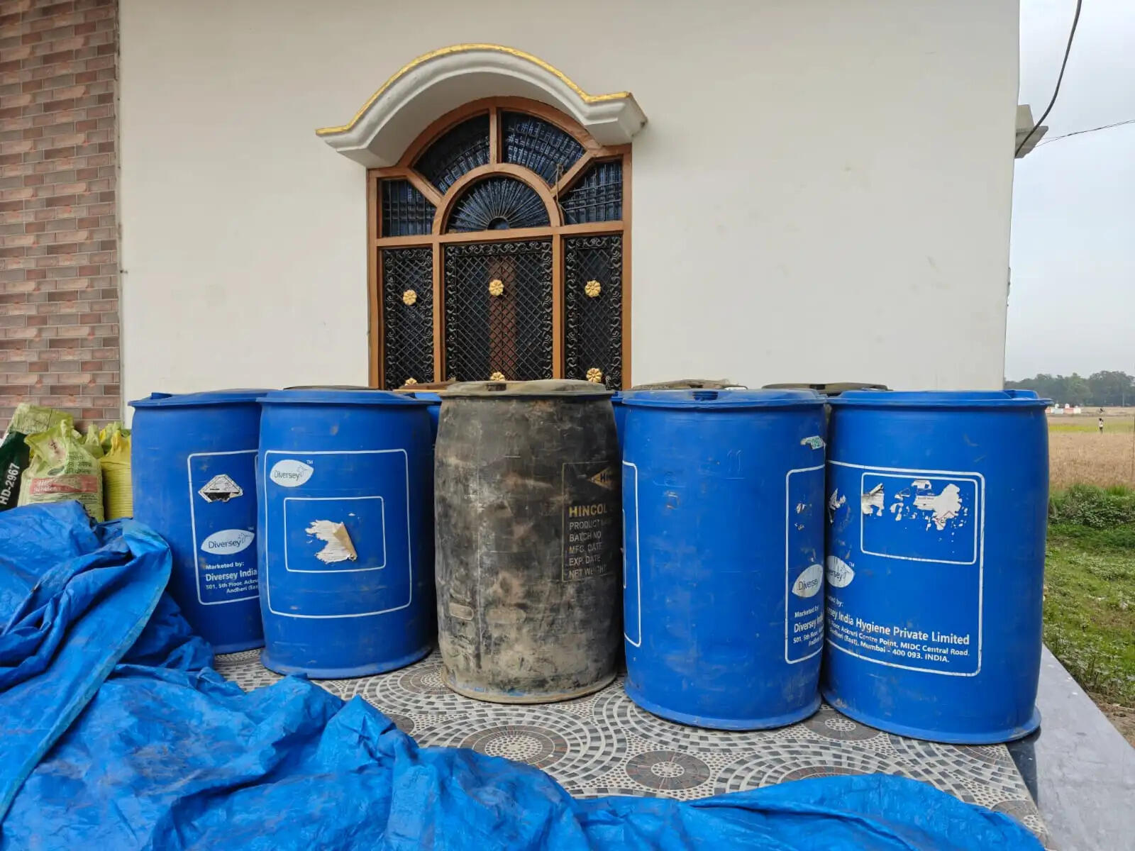 देवरिया में कालाबाजारी पर प्रशासन सख्त, दाे जगहाें से हाई स्पीड डीजल जब्त