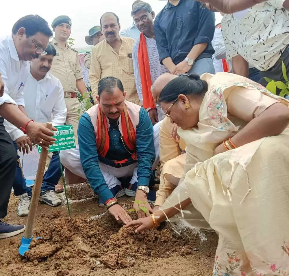 कैबिनेट मंत्री श्याम बिहारी जायसवाल ने मियावाकी पद्धति से पौधारोपण कर किया वन महोत्सव का शुभारंभ