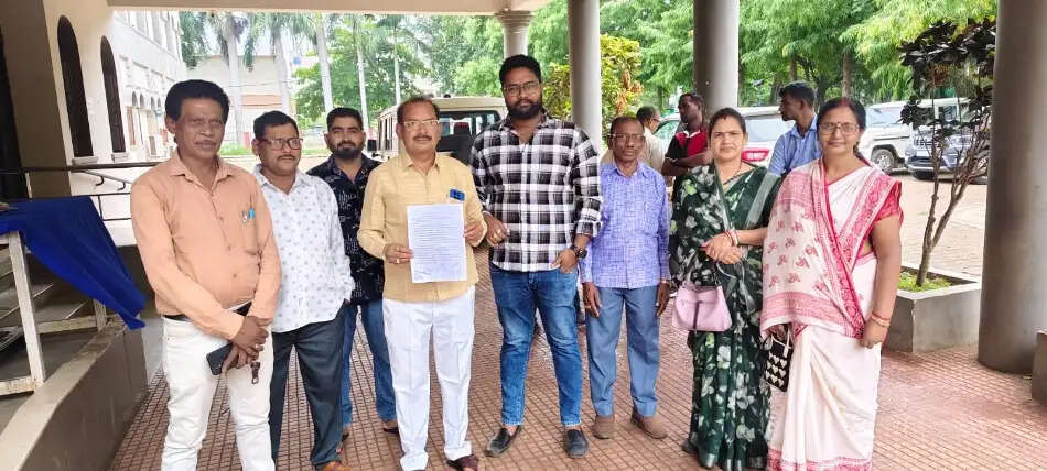 चार पंचायतों ने खोला मोर्चा, सोरम की शराब दुकान हटाने कलेक्ट्रेट पहुंचे सरपंच