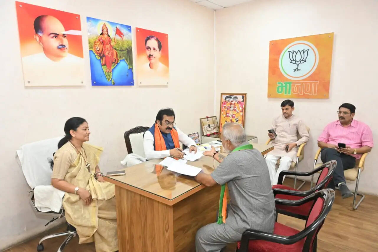 भाजपा कार्यालय में जनसंवाद, मंत्री राकेश सिंह ने सुनीं समस्याएं, कांग्रेस पर साधा निशाना