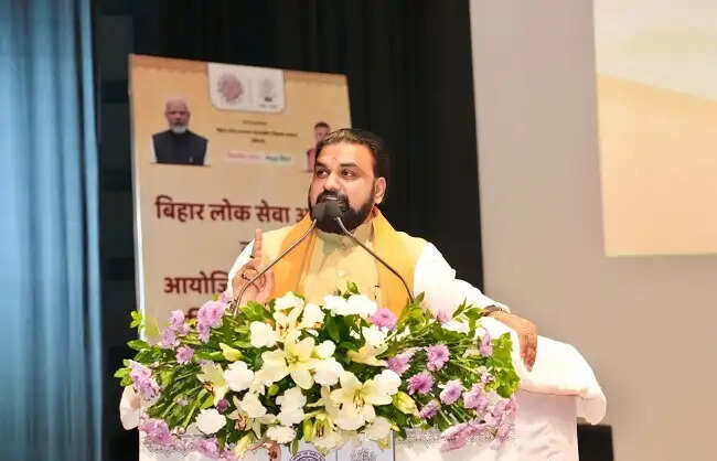ईमानदारी- समर्पण और संवेदनशीलता के साथ लोगों की सेवा करनी है : मुख्यमंत्री