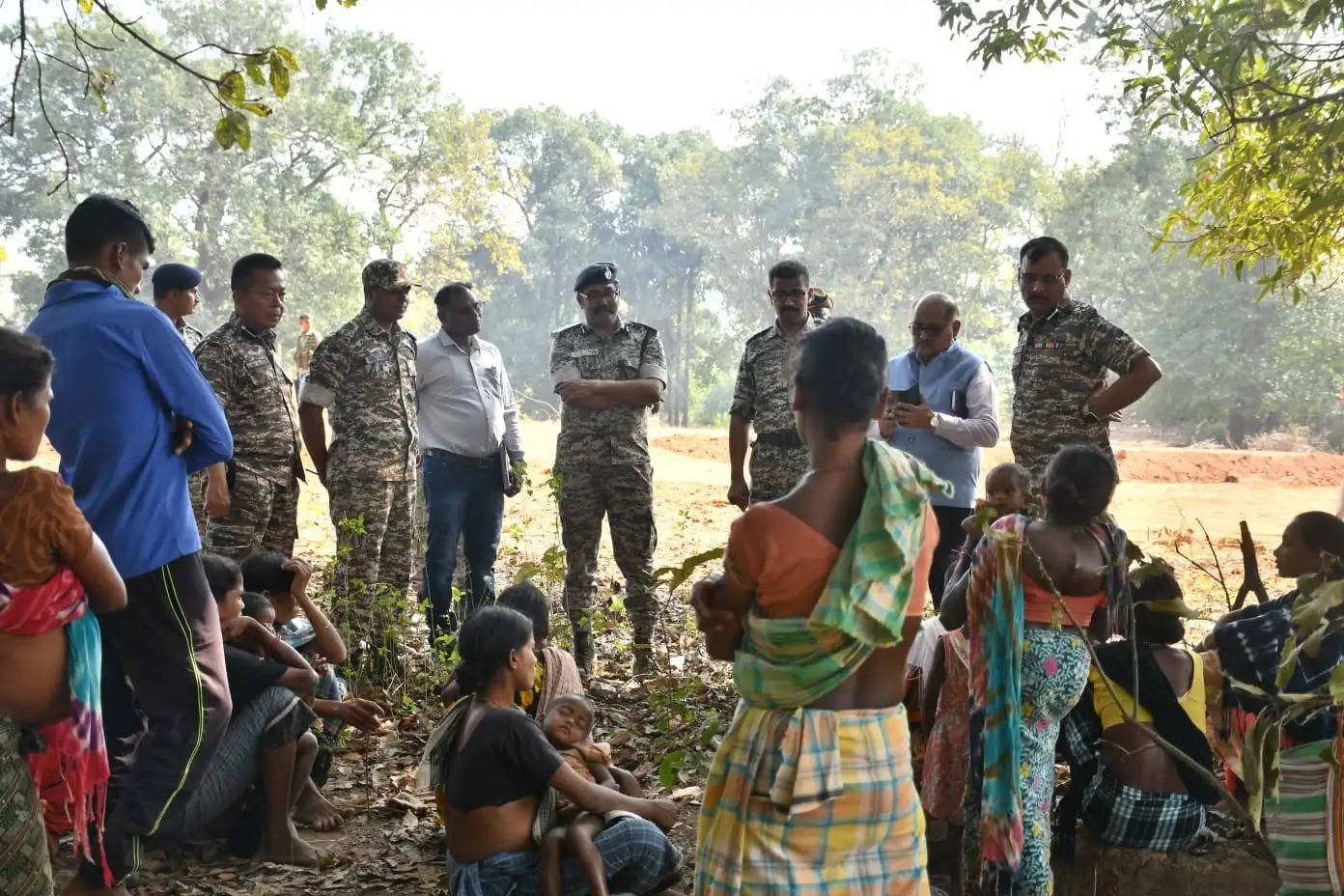 बीजापुर : नक्सल प्रभावित पुसनार-कावड़गांव में ग्रामीणों से मिले कलेक्टर, आईजी व एसपी