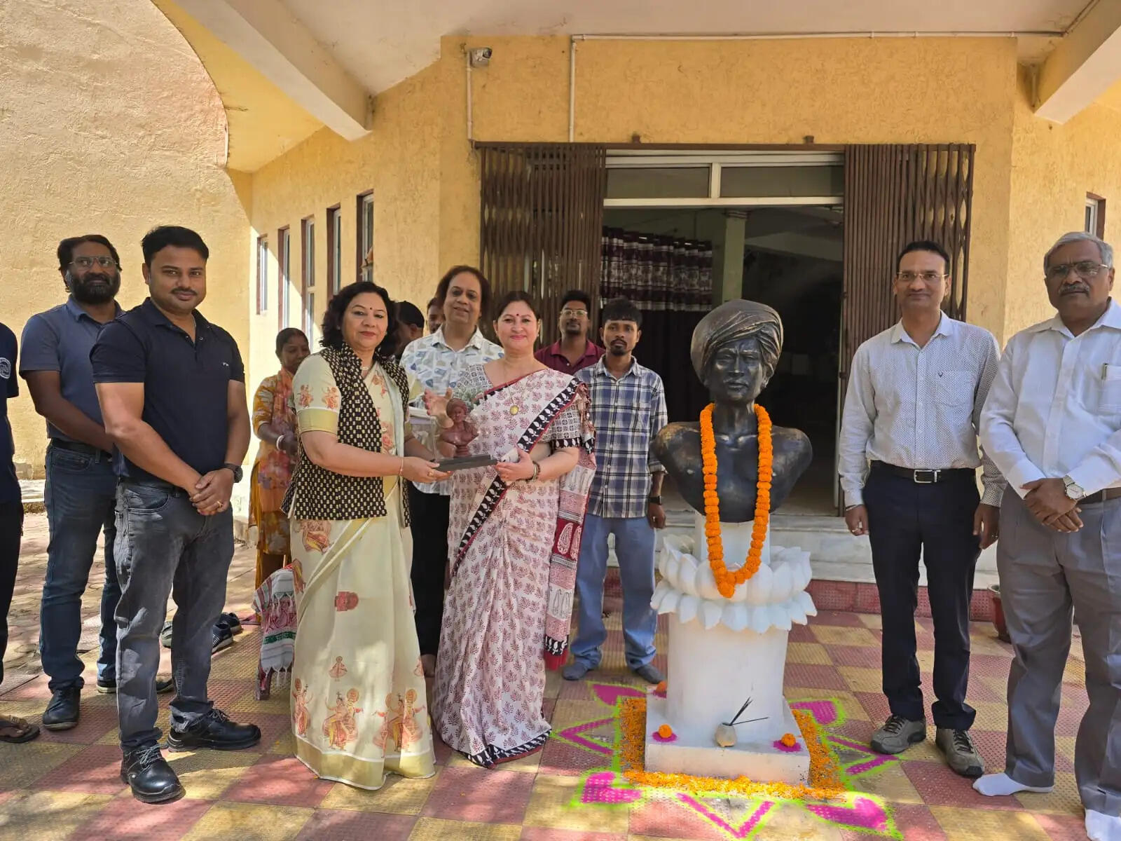 रांची विश्वविद्यालय की नई कुलपति डॉ. सरोज शर्मा ने संभाला पदभार, बिरसा मुंडा और डॉ. अंबेडकर को दी श्रद्धांजलि