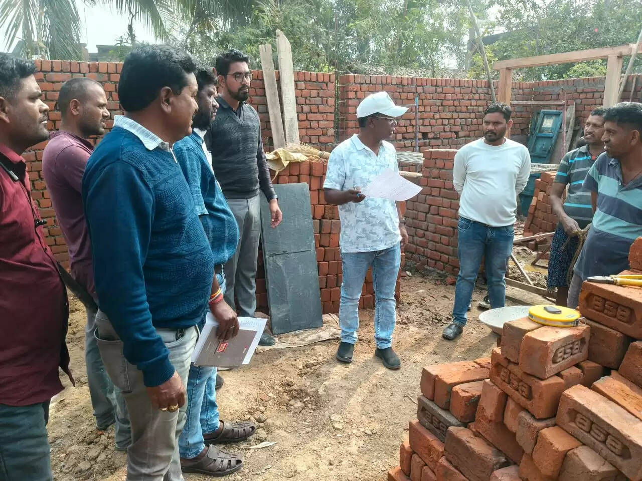 जिला पंचायत सीईओ ने प्रधानमंत्री आवास योजना–ग्रामीण के कार्यों का किया निरीक्षण