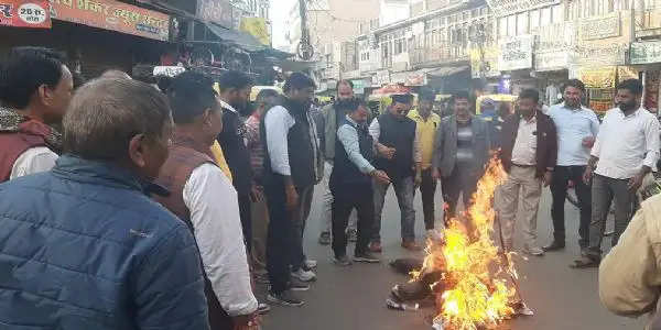 टीएमसी सांसद कल्याण बनर्जी और राहुल गांधी का पुतला जलाया, जाट समाज आक्रोशित