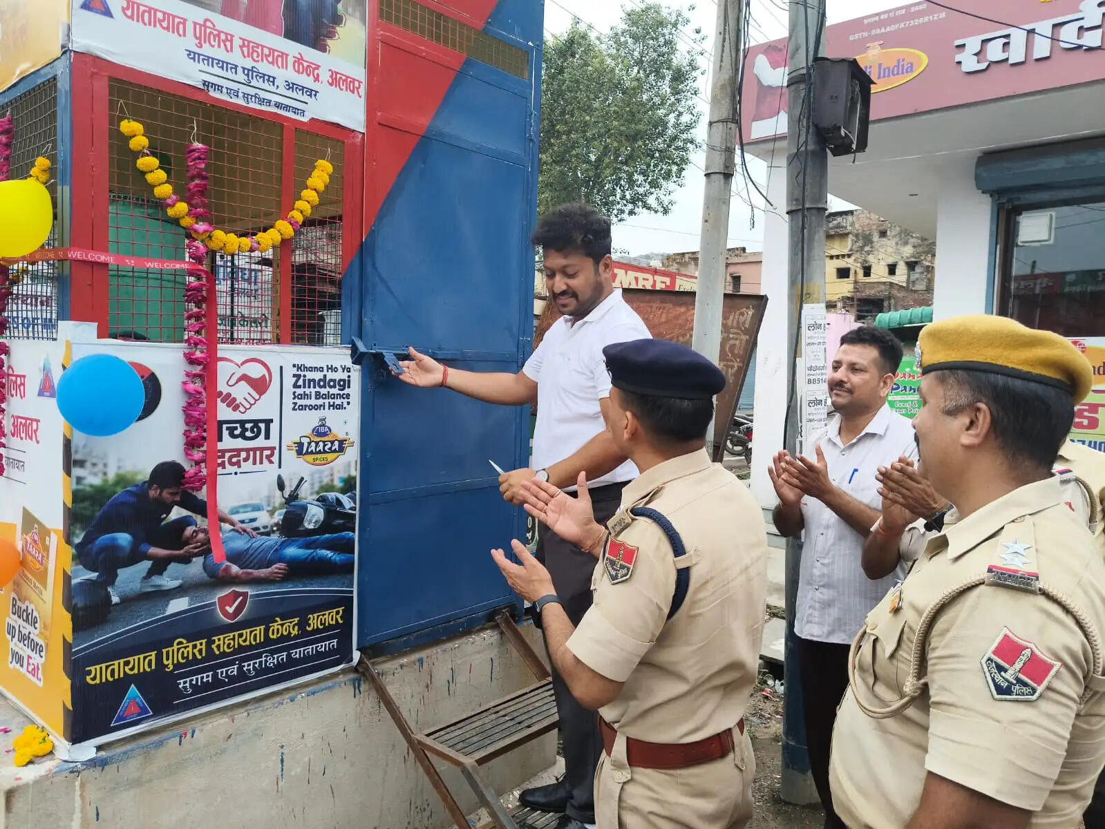 जनसहयोग से अलवर के मुख्य बस स्टैंड पर स्थापित हुआ नया ट्रैफिक बूथ