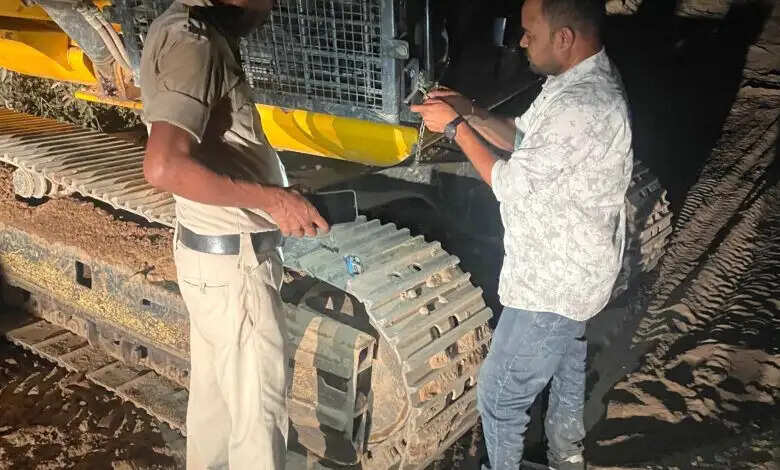 रायगढ़&nbsp;में&nbsp;खनिज विभाग की टीम&nbsp;ने&nbsp;अवैध रेत उत्खनन में लगी पोकलेन, जेसीबी और ट्रैक्टर कि&nbsp;जब्त
