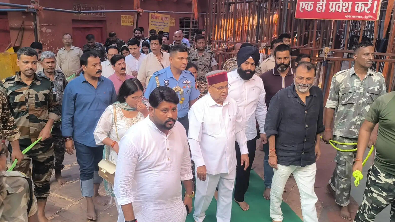 कर्नाटक के राज्यपाल ने बाबा बैधनाथ मंदिर में की पूजा-अर्चना