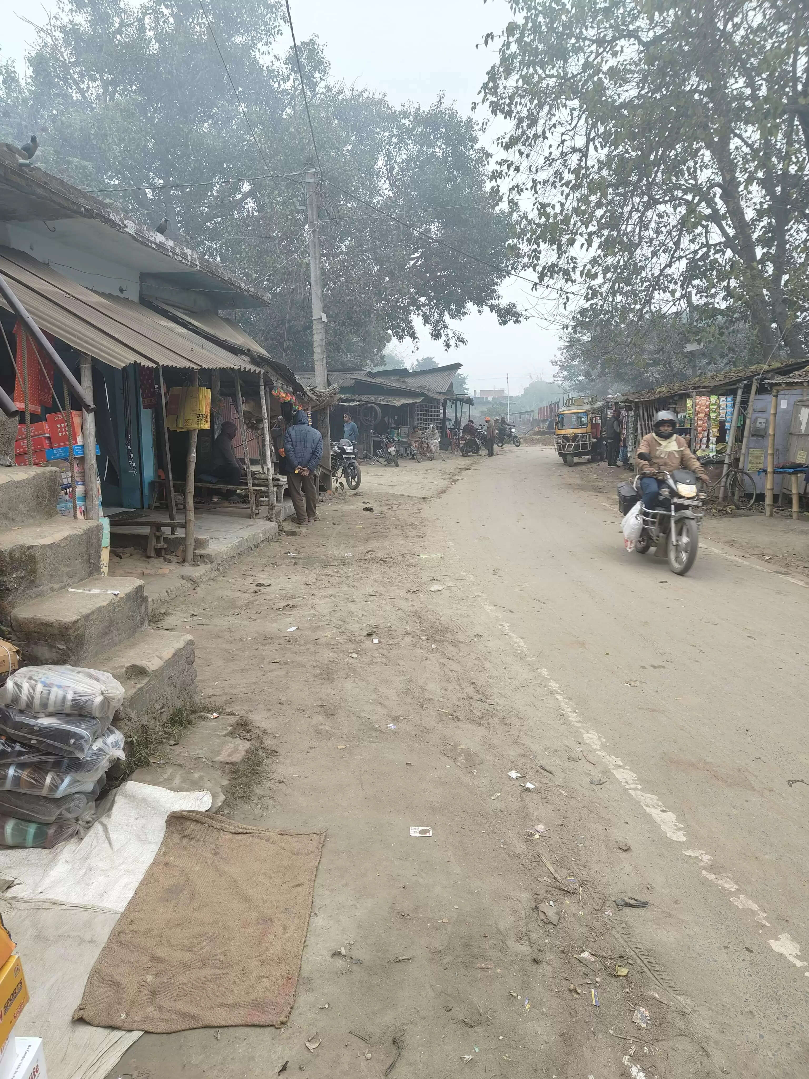 बाइक की टक्कर से एक की मौत, दो घायल