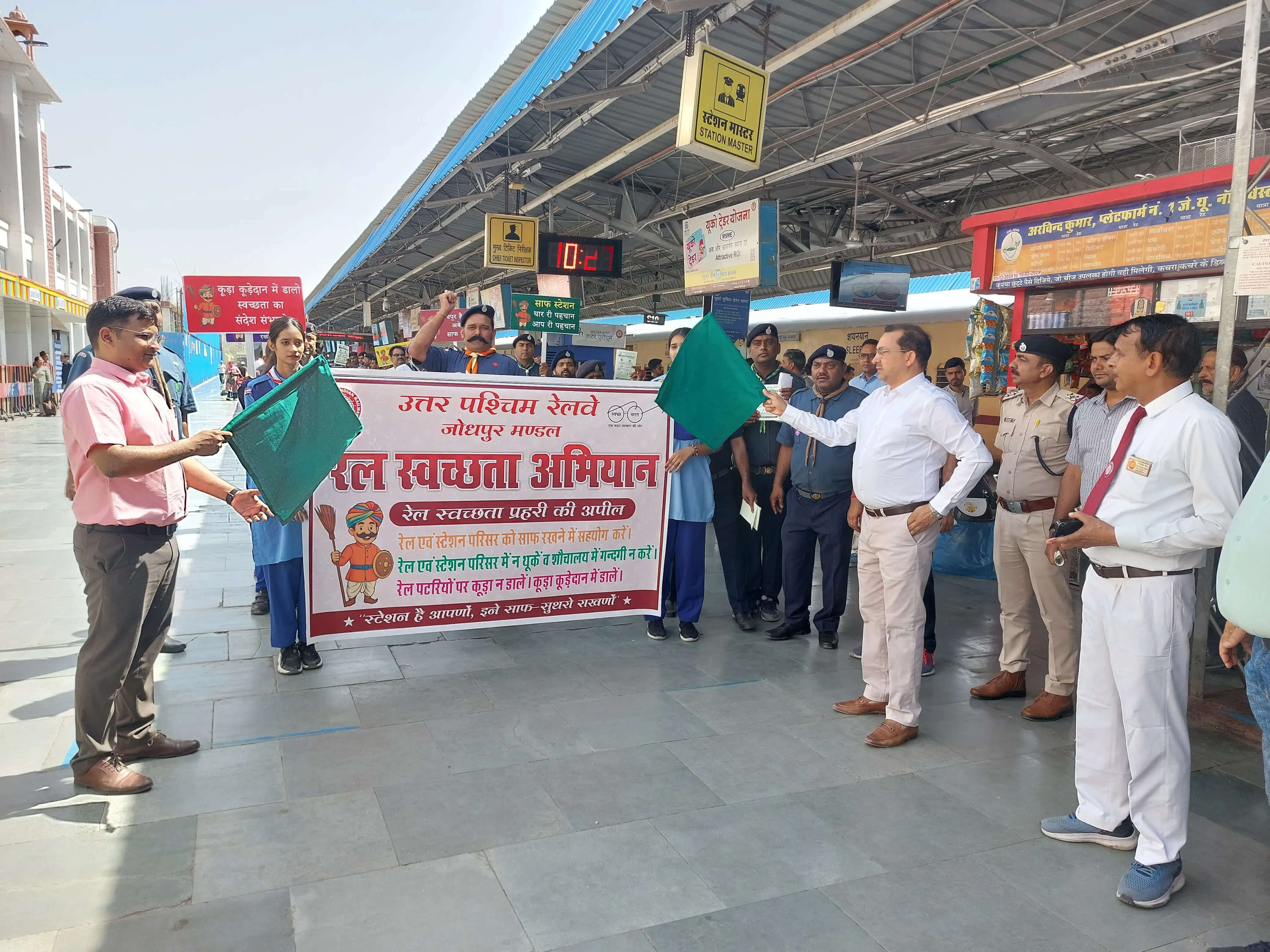 रेलवे का स्वच्छता पखवाड़ा : ट्रेनों में स्वच्छता के लिए यात्रियों को किया जागरूक