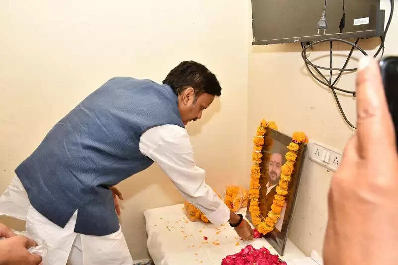 उप मुख्यमंत्री शुक्ल ने स्व. शिवम गोस्वामी को दी श्रद्धांजलि, परिजन को बंधाया ढांढस