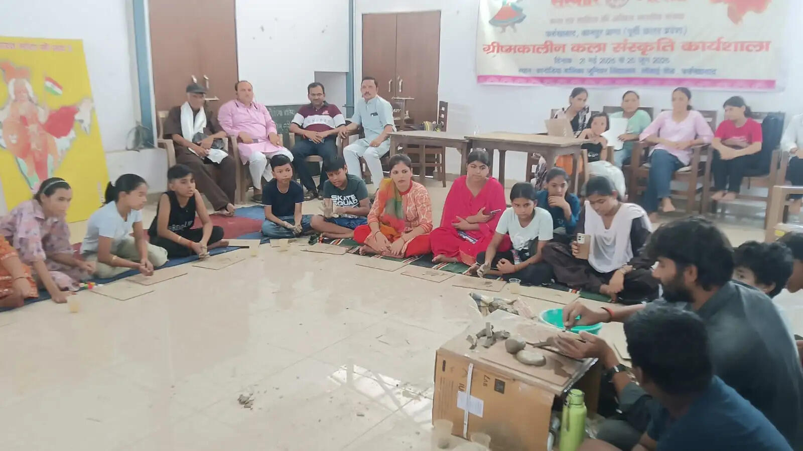 फर्रुखाबाद में टेराकोटा कार्यशाला में बच्चे सीख रहे मिट्टी कला की बारीकियां