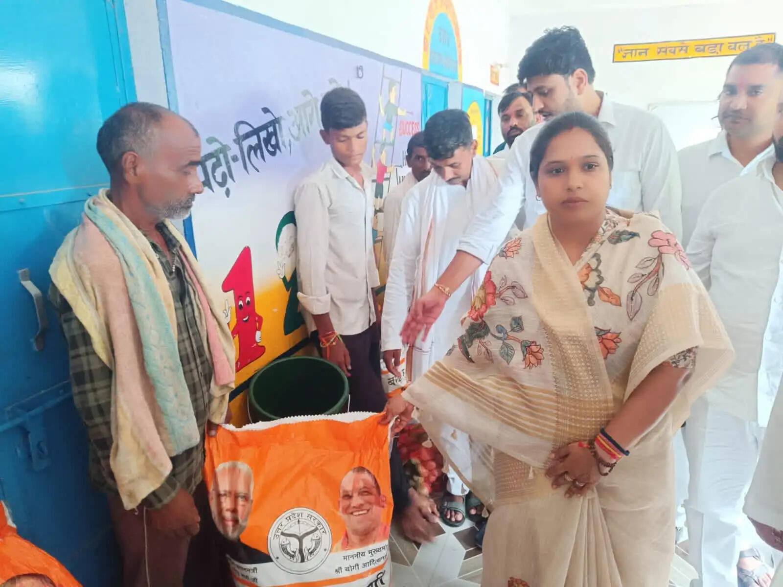 विधायक ने बाढ़ प्रभावित परिवारों को वितरित की राहत सामग्री